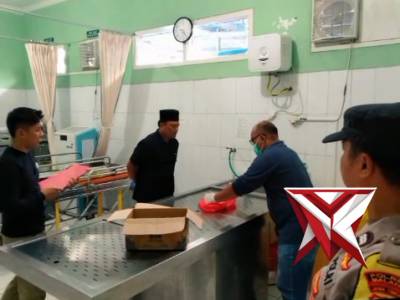 Anggota Polsek Kepanjen membawa Mayat Bayi ke RSUD Kanjuruhan untuk dilakukan Indentifikasi - PoliceTube
