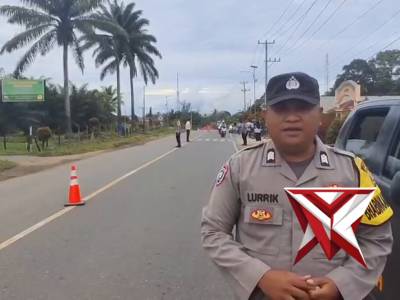 ANGGOTA POLSEK IPUH MELAKSANAKAN PENGATURAN PAGI DI DEPAN SMA 02 MUKOMUKO