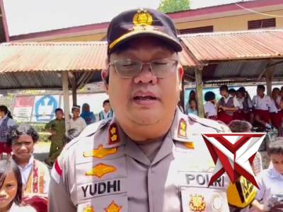 Polri Untuk Masyarakat: Kapolres Ende Polda NTT Peduli Pendidikan Bagikan Tas dan Alat tulis sekolah - PoliceTube