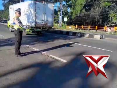 Pengaturan Lalu Lintas di Pagi hari di Exil tol Daerah Hukum Polsek Lawang Kec. Lawang Kab. Malang - PoliceTube