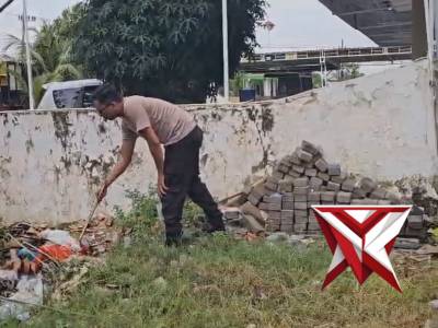 Kapolsek Bersama Anggota Polsek Ujungpangkah Giat Kerja Bakti Sekitar Mako - PoliceTube