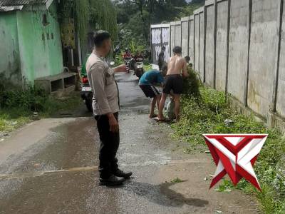 Aiptu Daryanto Ikuti Kegiatan Kerja Bakti bersama Karang Taruna Desa Sanja - PoliceTube