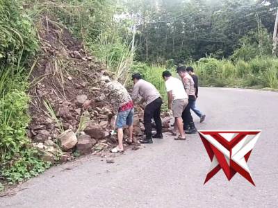 PERSONIL PIKET POLSEK TALANG PADANG DAN MASYARAKAT MELAKUKAN PEMBERSIHAN BATU DARI ATAS TEBING - PoliceTube