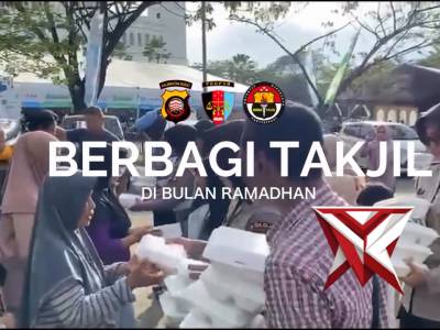 Polda Kalimantan Barat berbagi takjil kepada masyarakat sebagai wujud kepedulian dan kebersamaan