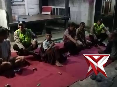 Patroli polsek ngariboyo pembinaan poskamling di desa sumberdukun - PoliceTube