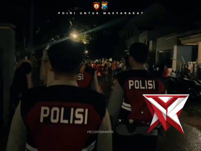 SAT SAMAPTA POLRES PROBOLINGGO TURUN TANGAN, MEMBANTU PEMBERSIHAN JALAN - PoliceTube
