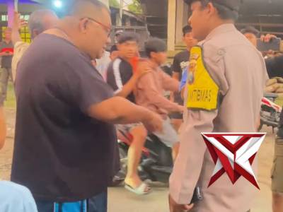 Kanit Binmas melaksanakan pengamanan pawai santri - PoliceTube