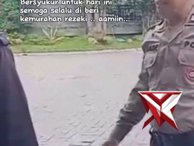 Anggota samapta Polsek Waru beri himbauan kepada PKL pasar wadungasri - PoliceTube