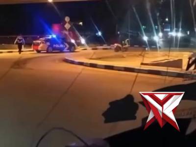 Palembang &mdash; Kehadiran personel Polrestabes Palembang, Polda Sumatera Selatan, di kawasan Jembatan&hellip;. - PoliceTube