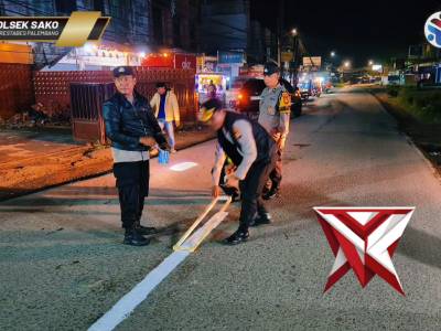 Tingkatkan Keamanan Jalan, Kapolsek Sako Turun Langsung Cat Marka Jalan Sematang - PoliceTube