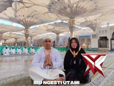Tali asih dari Ketua Bhayangkari Daerah Jawa Timur Ny. Dewi Nanang Avianto berupa pemberian ibadah u - PoliceTube