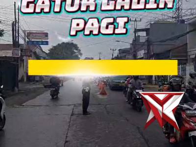 Polsek Dayeuhkolot melaksanakan kegiatan pengaturan lalu lintas (gatur lalin) pagi - PoliceTube
