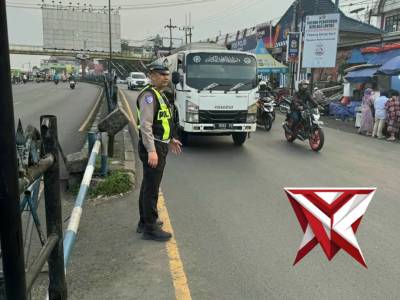Giat Pengaturan Arus Lalin dan Briptu ton Pujo Live Report Di Depan Pos Lantas Pasar Lawang - PoliceTube