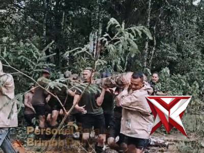 Personel Batalyon C Pelopor Brimob Polda NTT bersama warga Desa Dikkira - PoliceTube