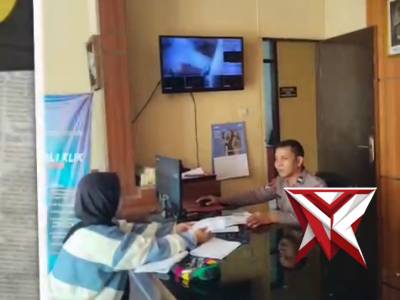 Polsek Majalaya melaksanakan pelayanan Sentra Pelayanan Kepolisian Terpadu (SPKT) - PoliceTube
