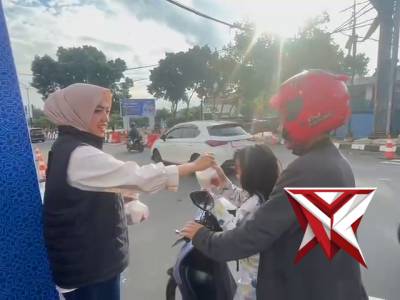 Ramadan PRIMA, Polres Sukabumi Kota bagi-bagi takjil - PoliceTube