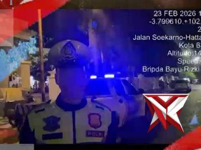 Edukasi dan Aksi Sosial, Satlantas Polresta Bengkulu Bagikan Takjil kepada Pengendara Personel Satu - PoliceTube