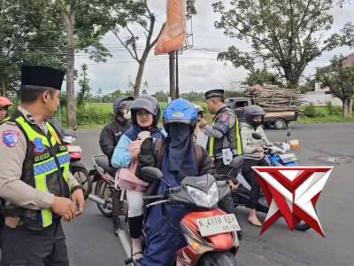 Sore Hari di Simpang 3 Jalibar Berbagi Takjil - PoliceTube