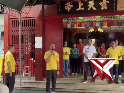 KAPOLRESTABES SEMARANG BAGI - BAGI ANGPAO UNTUK LANSIA DI KLENTENG GRAJEN - PoliceTube