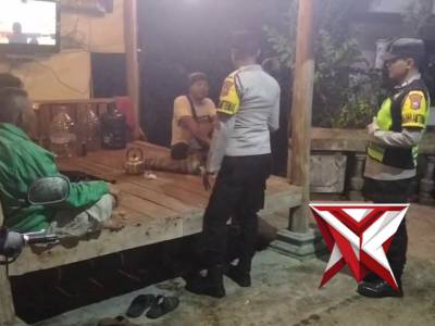 Patroli dialogis Polsek Lembeyan di Poskamling Wilkum Polsek Lembeyan - PoliceTube