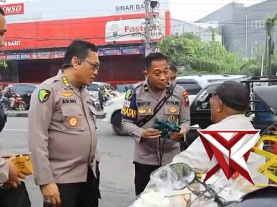 Biddokkes Polda Jateng Melaksanakan Bakti Kesehatan di Pasar Gayamsari Semarang - PoliceTube