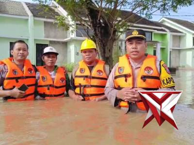 PENYISIRAN DAN EVAKUASI WARGA YANG TERDAMPAK BANJIR DESA GLUNDENGAN - PoliceTube