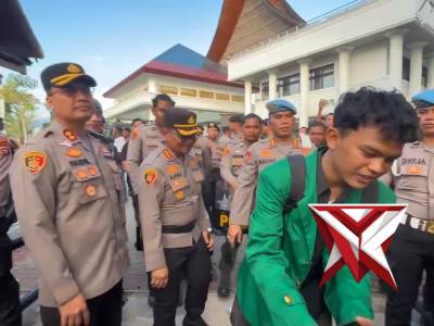 Kapolda Sumbar Pantau Langsung Aksi Unjuk Rasa Aliansi BEM, Ojol, dan Ormas di DPRD Provinsi Sumbar - PoliceTube