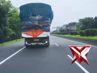 Muatan bisa ditambah, tapi risiko kecelakaan juga ikut nambah. Truk over dimension = ? Bahaya unt - PoliceTube