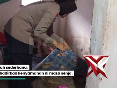 Personel Sat Binmas Polres Lumajang menyalurkan bantuan kemanusiaan kepada Nenek Murtimah (80) - PoliceTube