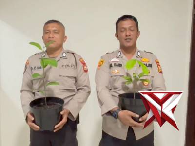 Pemberian bibit pohon kepada personil yang berulang tahun - PoliceTube