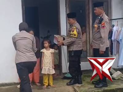 Giat Jumat berkah Kapolsek Dawe Polres Kudus - PoliceTube
