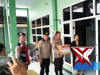 Polres Probolinggo menyalurkan bantuan sosial kepada masyarakat terdampak bencana alam tanah longsor - PoliceTube