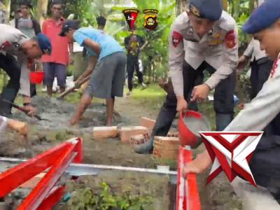 Personel Kompi 2 Batalyon C Pelopor Melaksanakan Giat Pembuatan Jembatan Di Desa Belanti Kec. Tanjun - PoliceTube