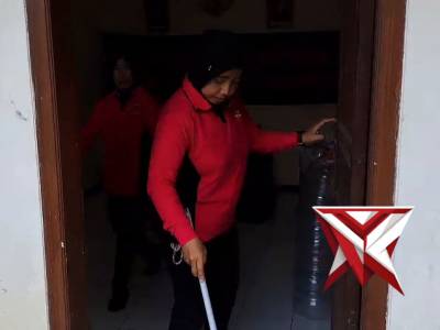 Bersih ruangan bhayangkari - PoliceTube