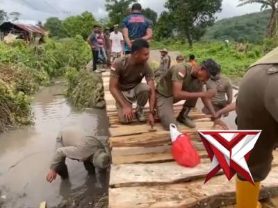 Aksi Brimob Polda NTT Bangun Jembatan Darurat di Waweria, Kabupaten Ende NTT