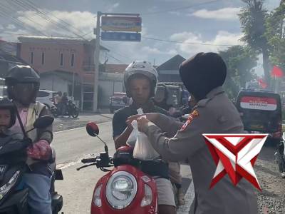 Berkah Ramadhan - Polres Blitar Berbagi Takjil ke Pengguna Jalan - PoliceTube