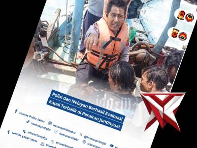 Polisi dan Nelayan Berhasil Evakuasi Kapal Terbalik di Perairan Juntinyuat Indramayu - PoliceTube