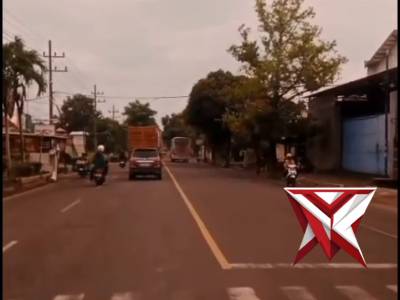 Penindakan Tilang Terhadap Bus Ngeblong Batas Marka - PoliceTube