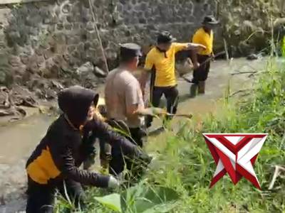 Laksanakan kegiatan gotong royong membersikan Sungai Kalibendo Utara Polsek Lawang Di Kec. Lawang - PoliceTube