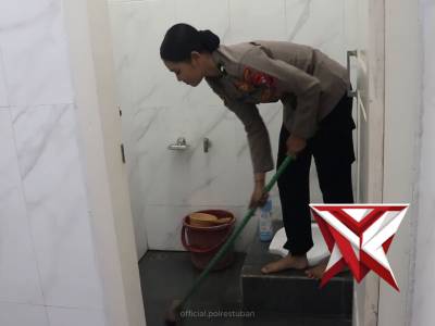 GERAKAN INDONESIA ASRI POLRES TUBANHalo Sobat Polri ? Anggota Polres Tuban sedang melaksanakan kegia - PoliceTube