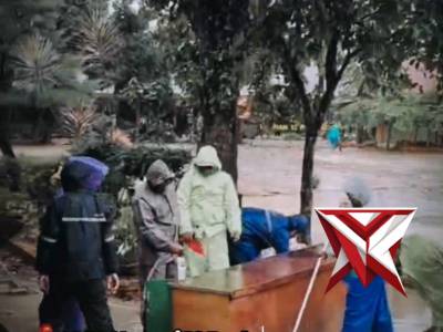 Polresta Padang Bersama Polsek Nanggalo Melakukan Aksi Kemanusiaan Di SMAN 12 Padang