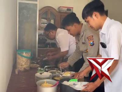 Bhabinkamtibmas desa sukodono menerima undangan dr tokoh masyarakat dalam giat tasyakuran