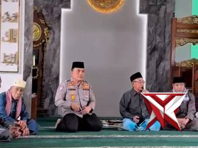 Polres Kepahiang Pererat Silaturahmi Melalui Safari Sholat Jumat di Masjid Al-Huda Dusun Kepahiang - PoliceTube