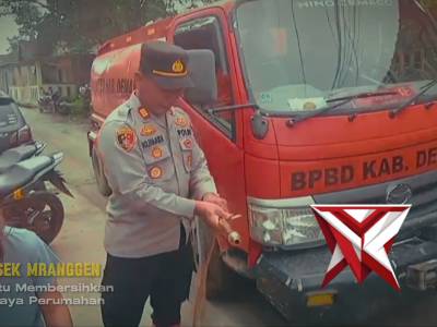 Kerja Bakti Polsek Mranggen Pembersihan Lumpur Pasca Banjir di Perumahan Arion Mas Kebonbatur - PoliceTube