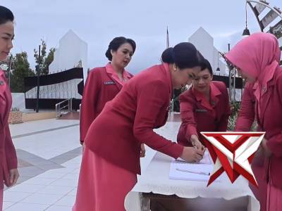 ziarah dan tabur bunga di Taman Makam Pahlawan Dharma Patria Jaya - PoliceTube