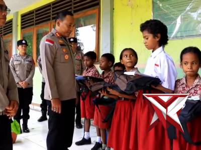 Pembagian alat tulis sekolah Tertinggal Polres Sikka - PoliceTube
