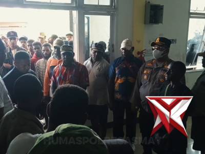 KAPOLRES BERSAMA BUPATI ASMAT MENGUNJUNGI KORBAN PENEMBAKAN Alm. IRENIUS YIRANI BAWATAIPOT DI RS