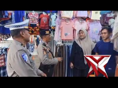 Patroli Siang Dialogis dengan Pengunjung Pasar kepanjen - PoliceTube