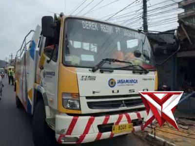 Kecelakaan lalu lintas truck terguling di jalan Thamrin Kec. Lawang Kab. Malang