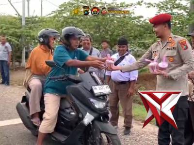 Polres Belitung Timur Bersama Insan Media Belitung Timur Berbagi Takjil Kepada Pengguna Jalan Polre - PoliceTube